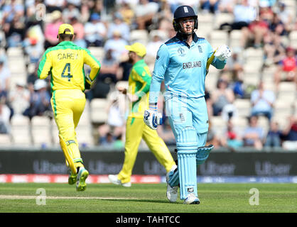 England's Jason Roy sieht nach der von der Australischen Nathan Lyon während der ICC Cricket World Cup Warm up Match am Hampshire Schüssel, Southampton gefangen wird niedergeschlagen. Stockfoto