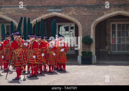 Die Queen's zeremoniellen Bodyguards in den Vorplatz der Friary Court, einen Teil der St. James's Palace Stockfoto