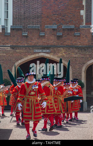 Die Queen's zeremoniellen Bodyguards in den Vorplatz der Friary Court, einen Teil der St. James's Palace Stockfoto