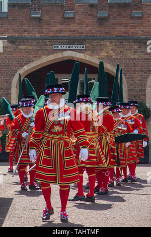 Die Queen's zeremoniellen Bodyguards in den Vorplatz der Friary Court, einen Teil der St. James's Palace Stockfoto