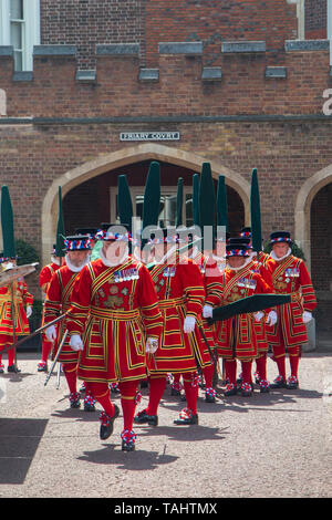 Die Queen's zeremoniellen Bodyguards in den Vorplatz der Friary Court, einen Teil der St. James's Palace Stockfoto