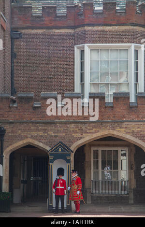 Die Queen's zeremoniellen Bodyguards in den Vorplatz der Friary Court, einen Teil der St. James's Palace Stockfoto