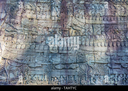 Berühmte bas Reflief in der Wand von Angkor Wat Tempel geschnitzt, Weltkulturerbe und die meisten touristische Website besucht, Kambodscha. Details, Nahaufnahme der epischen Schlachten Stockfoto