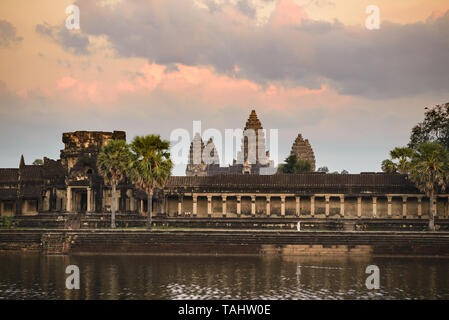 Angkor Wat dramatischer Himmel in der Morgendämmerung Hauptfassade silhouette Reflexion über Wasser Teich. Weltberühmte Tempel in Kambodscha. Stockfoto