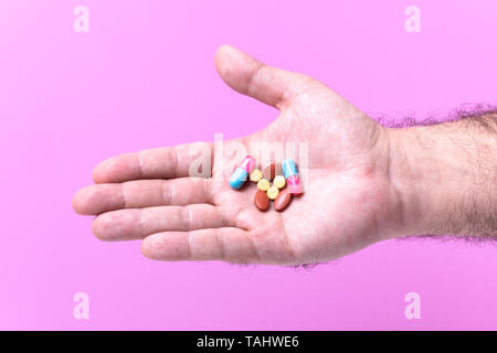 Nahaufnahme einer Hand, die pharmazeutischen Pille. Stockfoto