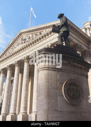 Statue von James Henry Greathead, Chief Engineer Stadt und South London Railway. Die Fassade der Royal Exchange im Hintergrund. Stockfoto