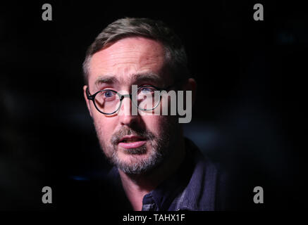 Sinn Feins Gehäuse Sprecher Eoin O'Broin im Gespräch mit den Medien als zählen in die Kommunalwahlen im City West Convention Center in Dublin geht weiter. Stockfoto