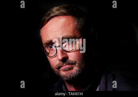 Sinn Feins Gehäuse Sprecher Eoin O'Broin im Gespräch mit den Medien als zählen in die Kommunalwahlen im City West Convention Center in Dublin geht weiter. Stockfoto