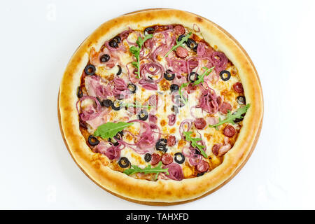 Lecker lecker Pizza mit Barbecue Sauce, Mozzarella, Speck, Würstchen, Jagd, Oliven, eingelegte Zwiebeln auf einem weißen Hintergrund. Italienisches Essen Stockfoto