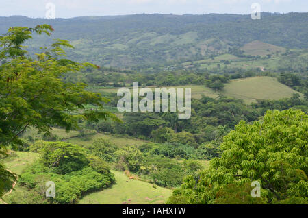 Felder und die bewaldeten Hänge in Guisa Gemeinde (Provinz Granma, Kuba), in der Nähe des Pico de la Bayamesa Nationalpark, südlichen Kuba Stockfoto