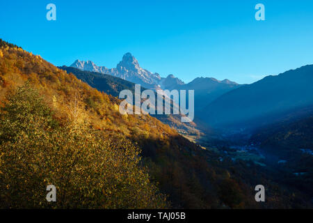 Berg Ushba, einer der bemerkenswertesten Gipfel des Kaukasus, in Svaneti, Georgia. Landschaft Stockfoto