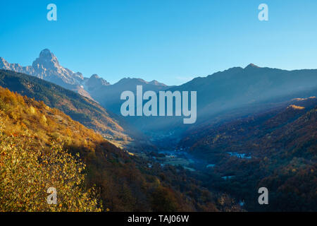 Berg Ushba, einer der bemerkenswertesten Gipfel des Kaukasus, in Svaneti, Georgia. Landschaft Stockfoto