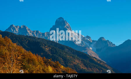 Berg Ushba, einer der bemerkenswertesten Gipfel des Kaukasus, in Svaneti, Georgia. Landschaft Stockfoto