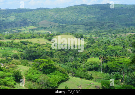 Felder und die bewaldeten Hänge in Guisa Gemeinde (Provinz Granma, Kuba), in der Nähe des Pico de la Bayamesa Nationalpark, südlichen Kuba Stockfoto