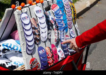 Philadelphia, PA, USA - 18. Mai 2019: Eine ältere Mittelschicht Frau wählt einen politischen Taste vor Joe Biden Präsidentschaftswahlkampf Rallye 2020. Stockfoto