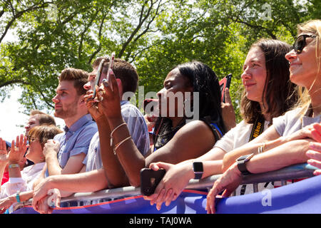 Philadelphia, PA, USA - 18. Mai 2019: Eine Gruppe von jungen Fans hören, der ehemalige Vizepräsident Joe Biden als er seine Kampagne 2020 tritt. Stockfoto