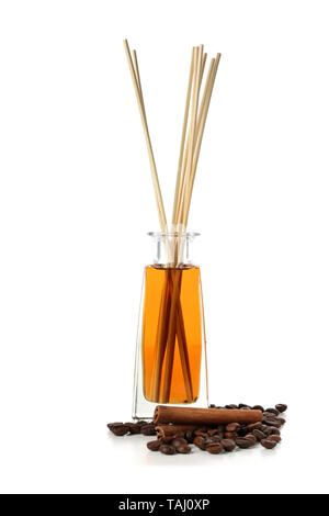 Reed Diffuser, Kaffeebohnen und Zimt auf weißem Hintergrund Stockfoto