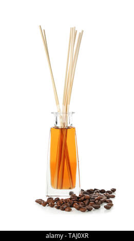 Reed Diffuser und Kaffeebohnen auf weißem Hintergrund Stockfoto