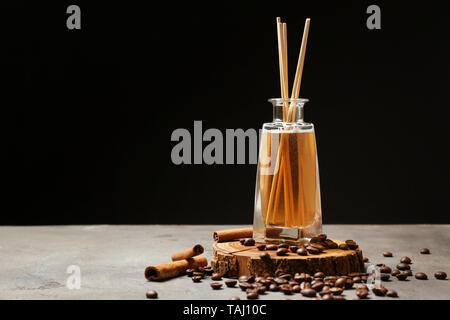 Reed Diffuser, Kaffeebohnen und Zimt auf Tabelle Stockfoto