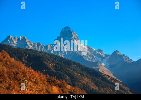 Berg Ushba, einer der bemerkenswertesten Gipfel des Kaukasus, in Svaneti, Georgia. Landschaft Stockfoto