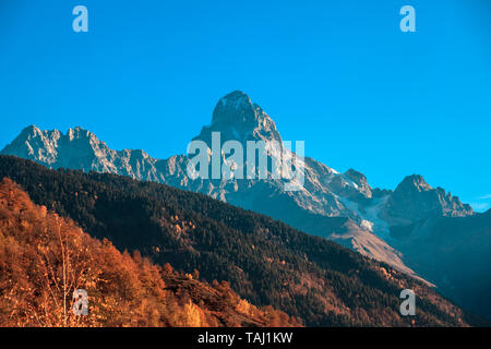 Berg Ushba, einer der bemerkenswertesten Gipfel des Kaukasus, in Svaneti, Georgia. Landschaft Stockfoto