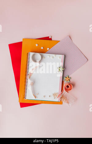 Für Scrapbooking, kreative messs, Scotch für Scrapbooking. rosa Hintergrund Stockfoto