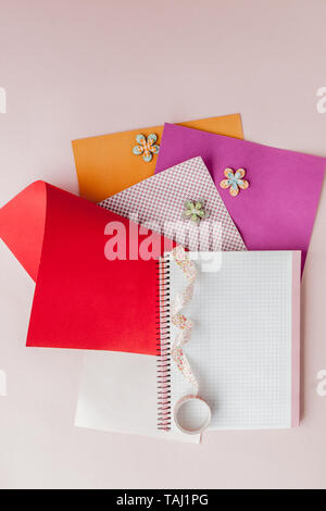 Für Scrapbooking, kreative messs, Scotch für Scrapbooking. rosa Hintergrund Stockfoto