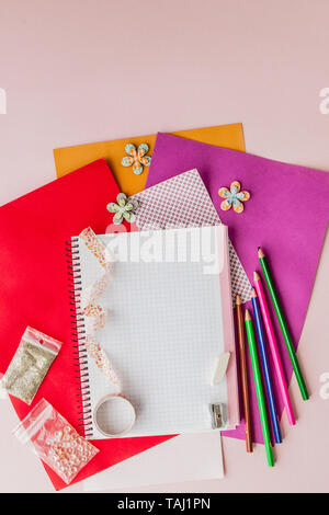 Für Scrapbooking, kreative messs, Scotch für Scrapbooking. rosa Hintergrund Stockfoto