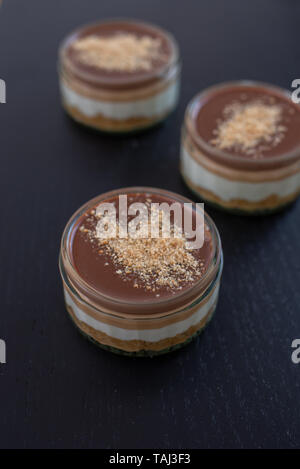 Schokolade Karamell Käsekuchen in einem Glas Stockfoto