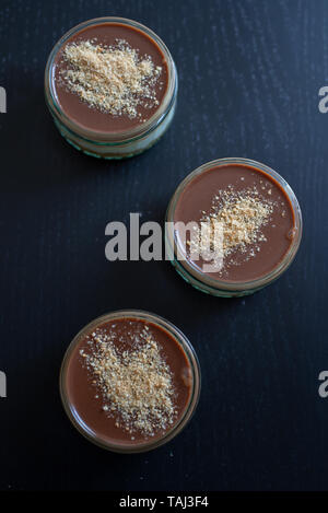 Schokolade Karamell Käsekuchen in einem Glas Stockfoto