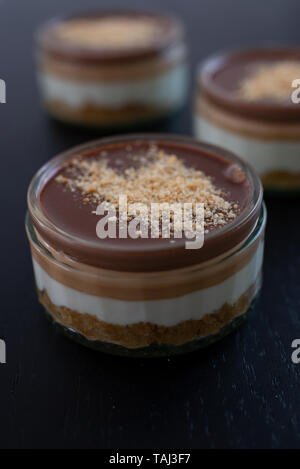 Schokolade Karamell Käsekuchen in einem Glas Stockfoto