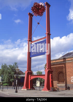 Eingang Skulptur, das Museum der Wissenschaft und Industrie, Liverpool Road, Manchester, Greater Manchester, England, Vereinigtes Königreich Stockfoto