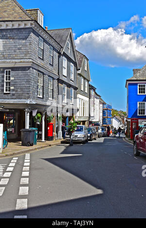 Ein Blick auf die High Street im Zentrum von Totnes an der Kreuzung mit der Castle Street mit malerischen alten Gebäuden drängen die Straße. Alten roten Briefkasten & Kiosk. Stockfoto