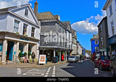 Ein Blick auf die High Street im Zentrum von Totnes an der Kreuzung mit der Castle Street mit malerischen alten Gebäuden drängen die Straße. Alten roten Briefkasten & Kiosk. Stockfoto