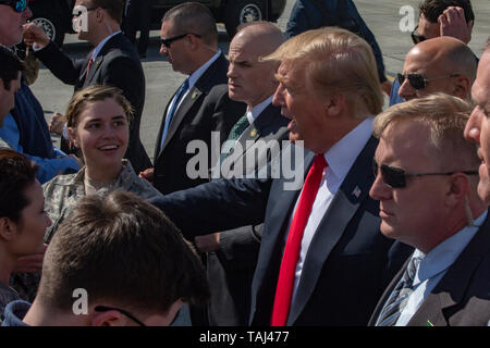 Präsident Donald Trump met mit Service Mitglieder in gemeinsamen Basis Elmendorf-Richardson als Teil einer tankstopp Freitag, 24. Mai 2019. Dies war ein tankstopp wie Herr Präsident auf einer viertägigen Reise nach Japan. Das letzte Mal Präsident Trump besucht JBER Soldaten und Piloten war im Februar 2019, während eines Fluges von Vietnam nach Washington. (U.S. Marine Corps Foto von Cpl. Cutler Brice) Stockfoto