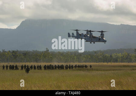 Us-Marines mit dem Aviation Combat Element, Marine Drehkraft - Darwin (MRF-D), und der Australischen Armee Soldaten führen eine Antenne über ein MV-22 Osprey während der Übung südlichen Jackaroo, Shoalwater Bay, Queensland, Australien, 25. Mai 2019. Südliche Jackaroo ist eine trilaterale Übung 6 Bataillon, Royal Australian Regiment gehostet wird, in Verbindung mit dem MRF-D Marines und Service Mitglieder von der japanischen Boden Verteidigung-kraft. (U.S. Marine Corps Foto: Staff Sgt. Jordan Gilbert) Stockfoto