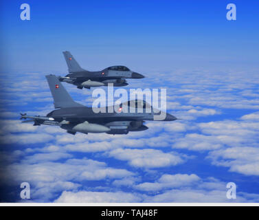 Royal Norwegian Air Force F-16C und F-16D exit Betankung von der KC-135 Stratotanker, McGuire Air Force Base in New Jersey, über Finnland, 24. Mai 2019. Die Flugzeuge sind die Arctic Challenge Übung 19, ein Nordic Aviation Übung bestimmt Szenario-basierte Training Partner Kräfte für gegnerische defensive Systeme vorzubereiten. (U.S. Air National Guard Foto: Staff Sgt. Kenneth Shaner Braun) Stockfoto