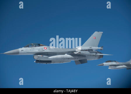 Royal Norwegian Air Force F-16C und F-16D exit Betankung von der KC-135 Stratotanker, McGuire Air Force Base in New Jersey, über Finnland, 24. Mai 2019. Die Flugzeuge sind die Arctic Challenge Übung 19, ein Nordic Aviation Übung bestimmt Szenario-basierte Training Partner Kräfte für gegnerische defensive Systeme vorzubereiten. (U.S. Air National Guard Foto: Staff Sgt. Kenneth Shaner Braun) Stockfoto