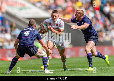 LONDON, GROSSBRITANNIEN. 25., Mai 2019. Ollie Lindsay-Hague von England 7 S (Mitte) in Aktion während der HSBC World Rugby Sevens Serie London England Match zwischen Team 7 und Team Schottland 7 S bei Twickenham Stadium am Samstag, den 25. Mai 2019. LONDON England. (Nur redaktionelle Nutzung, eine Lizenz für die gewerbliche Nutzung erforderlich. Keine Verwendung in Wetten, Spiele oder einer einzelnen Verein/Liga/player Publikationen.) Credit: Taka G Wu/Alamy Live News Credit: Taka Wu/Alamy leben Nachrichten Stockfoto