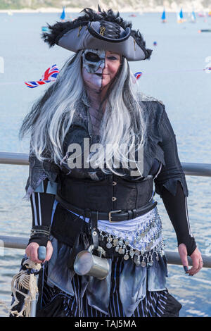 Swanage, Dorset, Großbritannien. 25. Mai 2019. Piraten kommen in Swanage für die Purbeck Pirate Festival an einem warmen sonnigen Tag. Credit: Carolyn Jenkins/Alamy leben Nachrichten Stockfoto