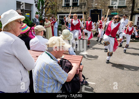 Chippenham, Wiltshire, UK. 25 Mai, 2019. Mitglieder der Taschentücher schief gegangen, eine reisende Morris Seite bestehend aus Tänzern aus Kalifornien, USA abgebildet unterhaltsam die Masse während der öffnung Tag der 2019 Chippenham Folk Festival. Credit: Lynchpics/Alamy leben Nachrichten Stockfoto