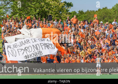 BLOEMENDAAL, 25-05-2019, Hoofdklasse Hockey Heren Seizoen 2018-2019. Veranstaltungsort: HC Bloemendaal. Fans im Stadion während des Spiels HC Bloemendaal vs SV Kampong. Credit: Pro Schüsse/Alamy Live News Credit: Pro Schüsse/Alamy Live News Credit: Pro Schüsse/Alamy leben Nachrichten Stockfoto