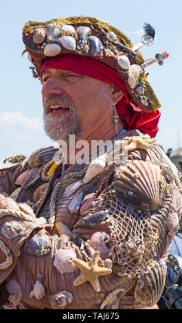 Swanage, Dorset, Großbritannien. 25. Mai 2019. Piraten kommen in Swanage für die Purbeck Pirate Festival an einem warmen sonnigen Tag. Credit: Carolyn Jenkins/Alamy leben Nachrichten Stockfoto