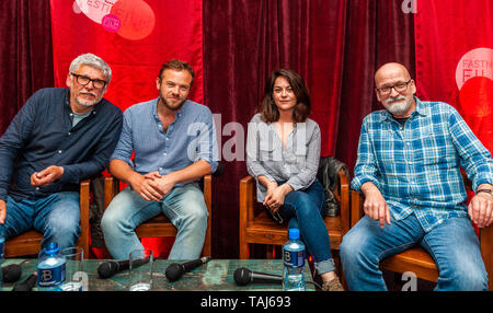 Schull, West Cork, Irland. 24. Mai, 2019. Als Teil des Fastnet Film Festival, das sich in Schull im Moment, den Film 'Rosie' wurde in der Schull Harbour Hotel gezeigt. Am Q&A, die nach der Filmvorführung stattfand waren Regisseur Paddy Breathnach; Akteure Moe Dunford und Sarah Greene und Schriftsteller Roddy Doyle. Das Festival läuft noch bis morgen. Credit: Andy Gibson/Alamy Leben Nachrichten. Stockfoto