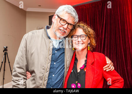 Schull, West Cork, Irland. 24. Mai, 2019. Als Teil des Fastnet Film Festival, das sich in Schull im Moment, den Film 'Rosie' wurde in der Schull Harbour Hotel gezeigt. Am Q&A, die nach der Filmvorführung stattfand waren Rosie Regisseur Paddy Breathnach und Carmel Winter, Direktor der "Schweben wie ein Schmetterling'. Das Festival läuft noch bis morgen. Credit: Andy Gibson/Alamy Leben Nachrichten. Credit: Andy Gibson/Alamy leben Nachrichten Stockfoto