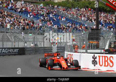 Monte Carlo, Monaco. 25 Mai, 2019. Sebastian Vettel der Scuderia Ferrari auf der Spur während der Qualifikation für die F1 Grand Prix von Monaco Quelle: Marco Canoniero/Alamy leben Nachrichten Stockfoto