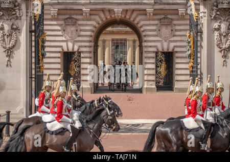 Die Mall, London, UK. 25. Mai 2019. Royal Wagen verlassen, Buckingham Palace, begleitet von Household Cavalry Truppen Teil in den großen Generäle Überprüfung auf Horse Guards Parade, dem vorletzten Probe für die Farbe zu übernehmen. Credit: Malcolm Park/Alamy Leben Nachrichten. Stockfoto