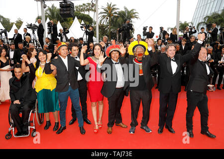 Cannes Film Festival, Frankreich. 25. Mai 2019. Metuktire Raoni, Jean-Pierre Dutilleux, Kaiulu Kamakura und Gäste, die die 'Sibyl' Premiere während der 72Nd Cannes Film Festival im Palais des Festivals am 24. Mai 2019 in Cannes, Frankreich Quelle: Geisler-Fotopress GmbH/Alamy leben Nachrichten Stockfoto