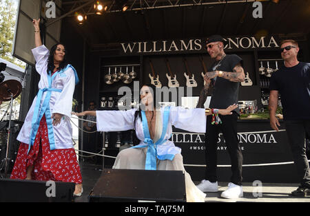 NAPA, Kalifornien - 24. Mai: Nikki Bella und Brie Bella, Bella Zwillinge auf der Bühne bei BottleRock Napa Valley 2019 bei Napa Valley Expo am 24. Mai 2019 in Napa, Kalifornien. Foto: imageSPACE/MediaPunch Stockfoto