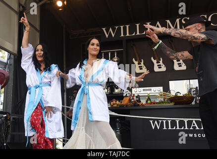 NAPA, Kalifornien - 24. Mai: Nikki Bella und Brie Bella, Bella Zwillinge auf der Bühne bei BottleRock Napa Valley 2019 bei Napa Valley Expo am 24. Mai 2019 in Napa, Kalifornien. Foto: imageSPACE/MediaPunch Stockfoto